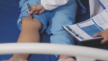 Hastanedeki bir hastayla doktorun elini kapat.