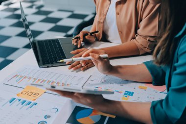 Profesyonel Yönetici iş ekibi yatırım projesi çalışma ve iş yapma stratejisi planlama toplantı üzerinde beyin fırtınası ortak ve işbirliği danışma ile konuşma