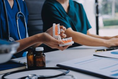 diş hekimi konsültasyonu - diş klinikleri ofisinde hasta ziyareti