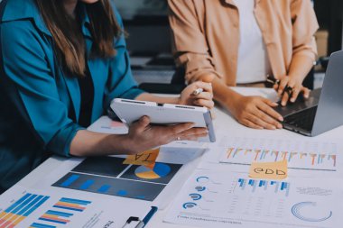 Profesyonel Yönetici iş ekibi yatırım projesi çalışma ve iş yapma stratejisi planlama toplantı üzerinde beyin fırtınası ortak ve işbirliği danışma ile konuşma