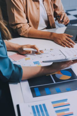 Profesyonel Yönetici iş ekibi yatırım projesi çalışma ve iş yapma stratejisi planlama toplantı üzerinde beyin fırtınası ortak ve işbirliği danışma ile konuşma