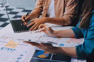 Profesyonel Yönetici iş ekibi yatırım projesi çalışma ve iş yapma stratejisi planlama toplantı üzerinde beyin fırtınası ortak ve işbirliği danışma ile konuşma