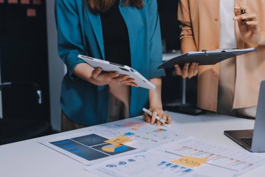 Profesyonel Yönetici iş ekibi yatırım projesi çalışma ve iş yapma stratejisi planlama toplantı üzerinde beyin fırtınası ortak ve işbirliği danışma ile konuşma