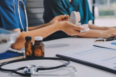 diş hekimi konsültasyonu - diş klinikleri ofisinde hasta ziyareti