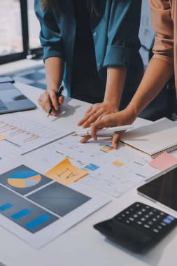 Profesyonel Yönetici iş ekibi yatırım projesi çalışma ve iş yapma stratejisi planlama toplantı üzerinde beyin fırtınası ortak ve işbirliği danışma ile konuşma