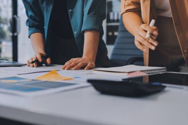 Profesyonel Yönetici iş ekibi yatırım projesi çalışma ve iş yapma stratejisi planlama toplantı üzerinde beyin fırtınası ortak ve işbirliği danışma ile konuşma