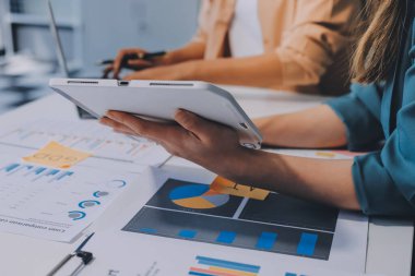 Profesyonel Yönetici iş ekibi yatırım projesi çalışma ve iş yapma stratejisi planlama toplantı üzerinde beyin fırtınası ortak ve işbirliği danışma ile konuşma