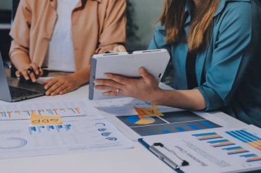 Profesyonel Yönetici iş ekibi yatırım projesi çalışma ve iş yapma stratejisi planlama toplantı üzerinde beyin fırtınası ortak ve işbirliği danışma ile konuşma