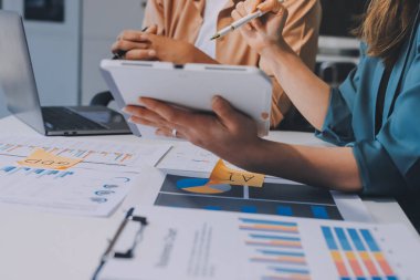 Profesyonel Yönetici iş ekibi yatırım projesi çalışma ve iş yapma stratejisi planlama toplantı üzerinde beyin fırtınası ortak ve işbirliği danışma ile konuşma