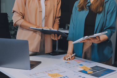 Profesyonel Yönetici iş ekibi yatırım projesi çalışma ve iş yapma stratejisi planlama toplantı üzerinde beyin fırtınası ortak ve işbirliği danışma ile konuşma