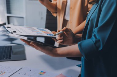 Profesyonel Yönetici iş ekibi yatırım projesi çalışma ve iş yapma stratejisi planlama toplantı üzerinde beyin fırtınası ortak ve işbirliği danışma ile konuşma