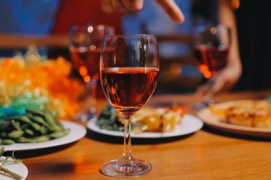 Neşeli ofis Cadılar Bayramı partisi kostüm giymiş iş arkadaşlarıyla, içkiler ve kahkahalarla kutlama, takım çalışmasını teşvik etme ve şenlik ruhu.