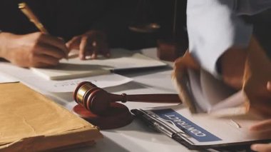 Avukat ofiste belgelerle çalışıyor.