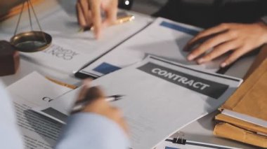 İş adamları birlikte çalışıyor.