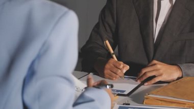 İş adamları ofiste toplanıyor.