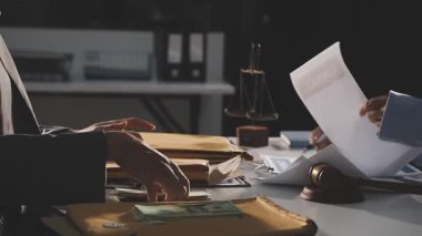 Ofisteki Kağıda Yazan Adam