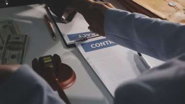 İş adamları bir konferans salonunda.