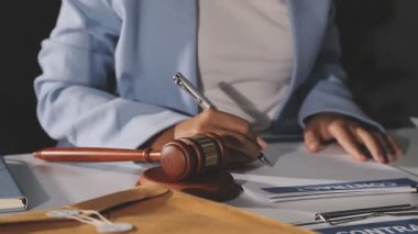 Ofiste çalışan avukat ya da avukat.