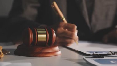 Avukat masada çalışıyor..