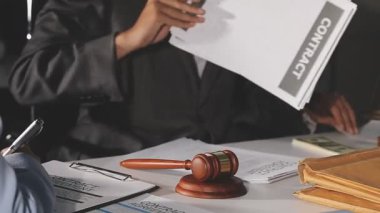 İşadamı ofiste belgelerle çalışıyor.