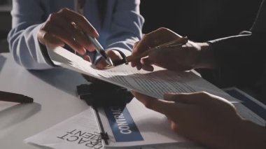 Kağıda Yazan İş Kadını 'nın Kapanışı