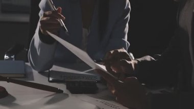 Ofiste çalışan iş adamları.