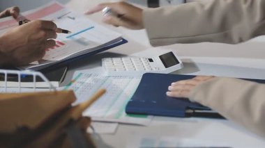 Ofiste çalışan genç Asyalı adam..