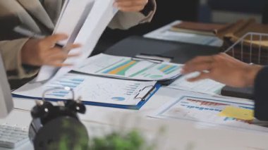 Modern ofiste çalışan iş adamı