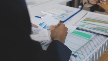 bir finansal plan tartışırken iş adamları