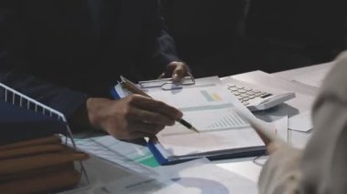 mali çizelgeleri tartışırken iş takım