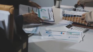 Ofiste dizüstü bilgisayar ve belgelerle çalışan iş adamı