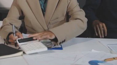 İş adamları birlikte çalışıyor.