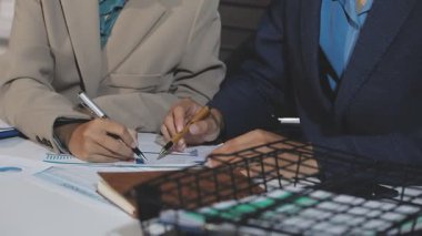 Ofiste çalışan iş adamları