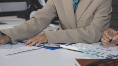 Ofiste çalışan bir iş adamı..