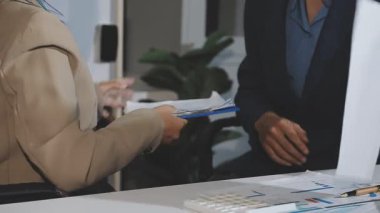 Tartışırken iş adamları ve planlaması