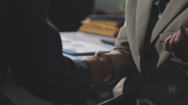 İş adamları ofiste el sıkışıyor