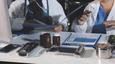 Doktorlar iş başında.