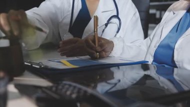 Steteskoplu bir doktor.