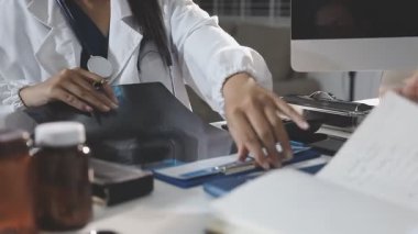 doktor dijital tablet tutuyor