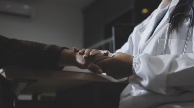 Doktor ve hasta büroda.