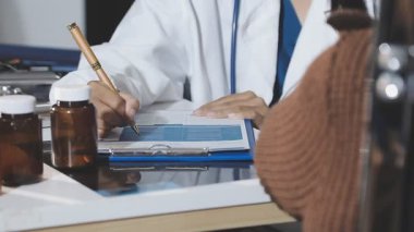 Doktor hastanede panosuna yazma