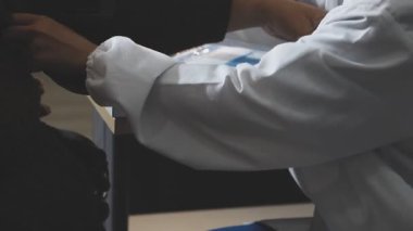 Doktor kan basıncını ölçüyor.