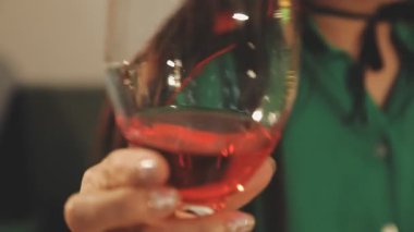 woman hand hold red wine glass