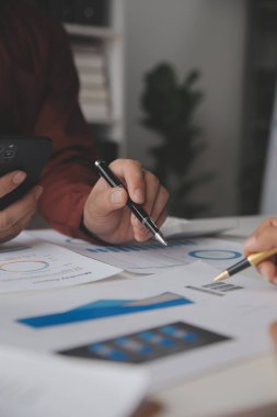 Hesap makinesi ve dizüstü bilgisayarı kullanarak ahşap masa, vergi, muhasebe, istatistik ve analitik araştırma konseptine matematik finansmanı sağlayan İş kadını kapat