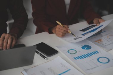 Hesap makinesi ve dizüstü bilgisayarı kullanarak ahşap masa, vergi, muhasebe, istatistik ve analitik araştırma konseptine matematik finansmanı sağlayan İş kadını kapat