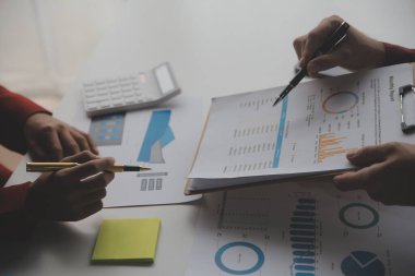 Hesap makinesi ve dizüstü bilgisayarı kullanarak ahşap masa, vergi, muhasebe, istatistik ve analitik araştırma konseptine matematik finansmanı sağlayan İş kadını kapat