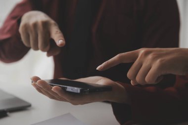 Hesap makinesi ve dizüstü bilgisayarı kullanarak ahşap masa, vergi, muhasebe, istatistik ve analitik araştırma konseptine matematik finansmanı sağlayan İş kadını kapat