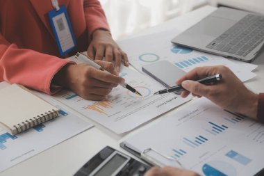 Hesap makinesi ve dizüstü bilgisayarı kullanarak ahşap masa, vergi, muhasebe, istatistik ve analitik araştırma konseptine matematik finansmanı sağlayan İş kadını kapat