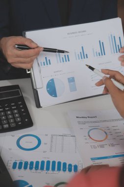 Hesap makinesi ve dizüstü bilgisayarı kullanarak ahşap masa, vergi, muhasebe, istatistik ve analitik araştırma konseptine matematik finansmanı sağlayan İş kadını kapat