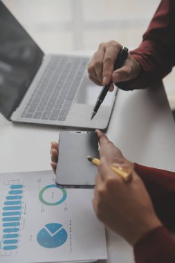 Hesap makinesi ve dizüstü bilgisayarı kullanarak ahşap masa, vergi, muhasebe, istatistik ve analitik araştırma konseptine matematik finansmanı sağlayan İş kadını kapat